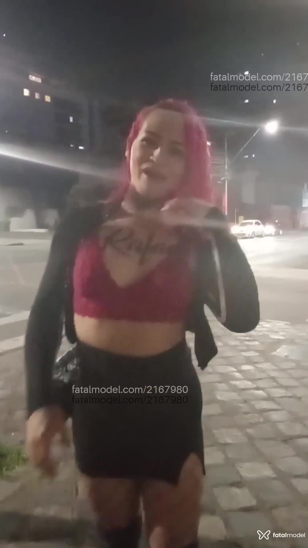 Acompanhante mulher trans com cabelo colorido de olhos castanhos em Curitiba - Suanne Honey