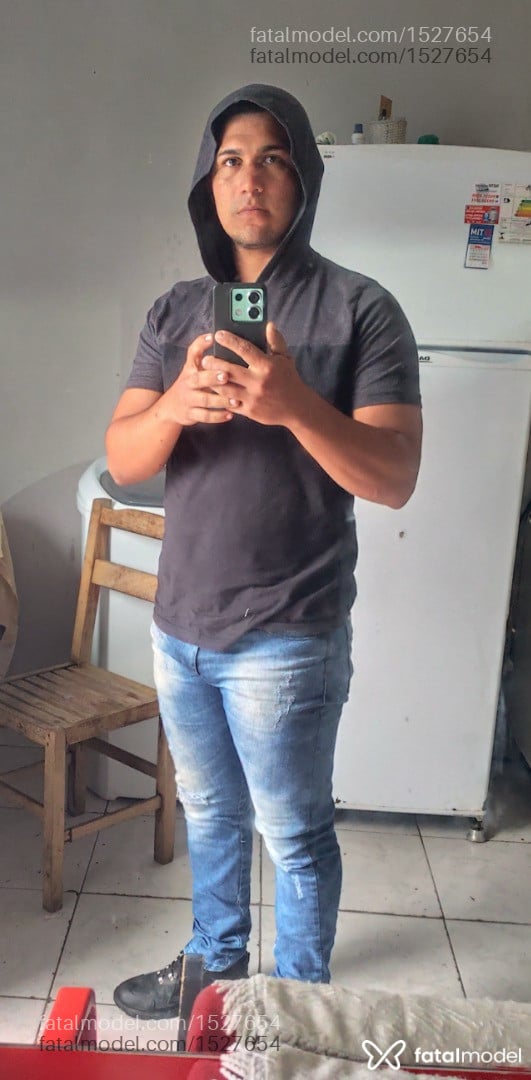Acompanhante homem com cabelo castanho de olhos castanhos em Canoas - Darwin