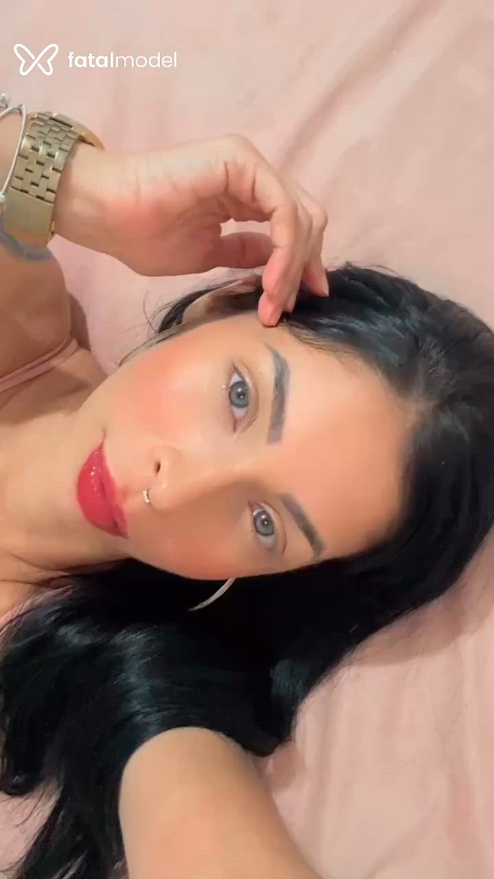 Acompanhante mulher morena (o) de olhos mel - Victoria
