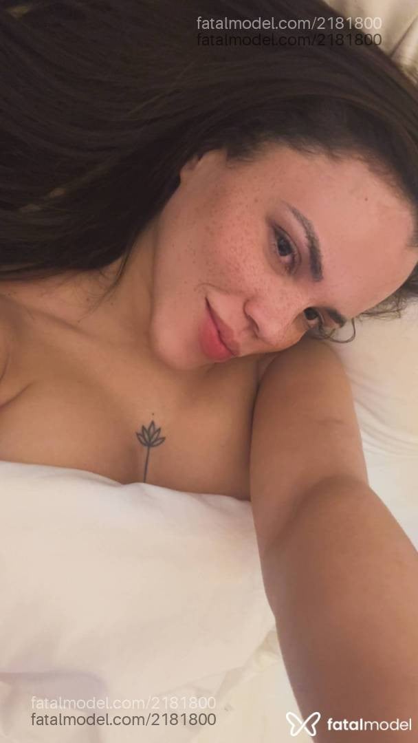 Acompanhante mulher morena (o) de olhos castanhos - Krystal