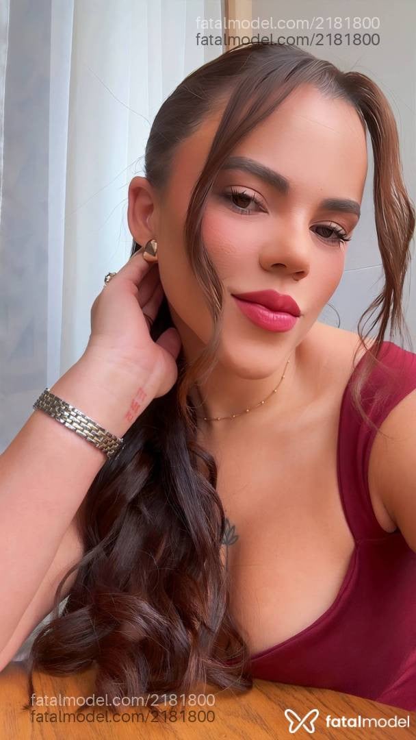 Acompanhante mulher morena (o) de olhos castanhos - Krystal