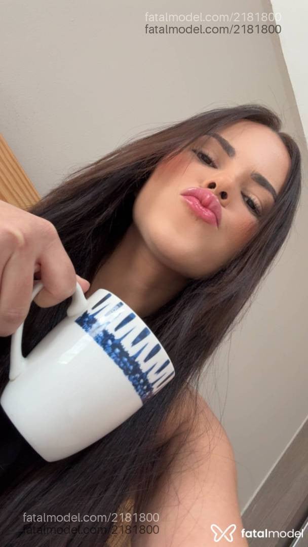 Acompanhante mulher morena (o) de olhos castanhos - Krystal