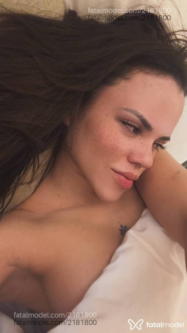 Acompanhante mulher morena (o) de olhos castanhos - Krystal