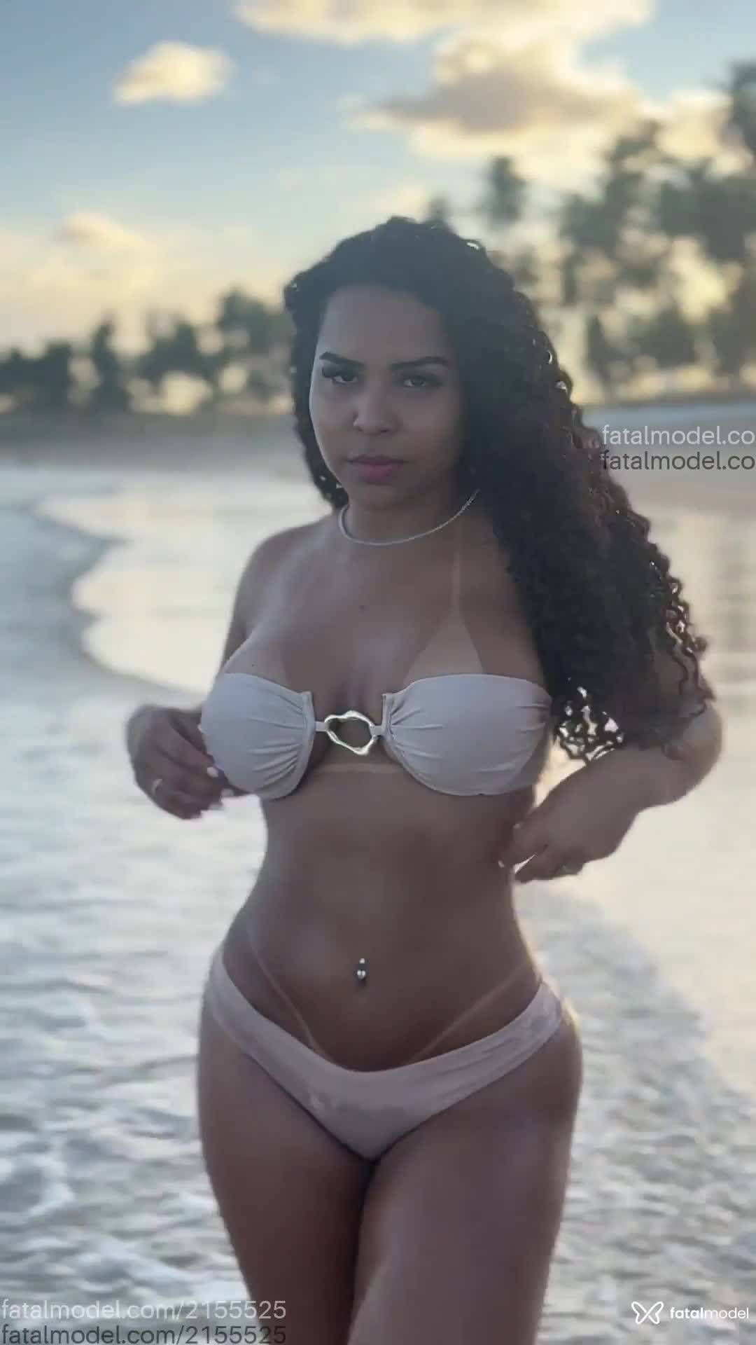 Acompanhante mulher morena (o) de olhos mel - Heloíse