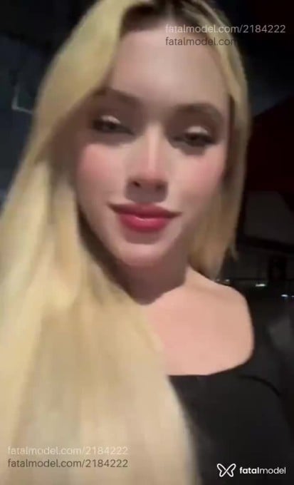 Acompanhante mulher trans loira (o) de olhos verdes - Izabely