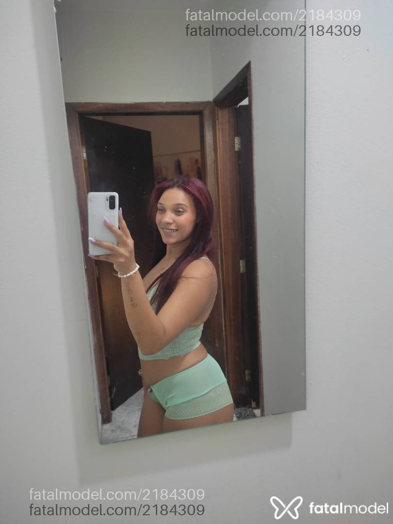 Acompanhante mulher ruiva (o) de olhos pretos - Yara Alencar