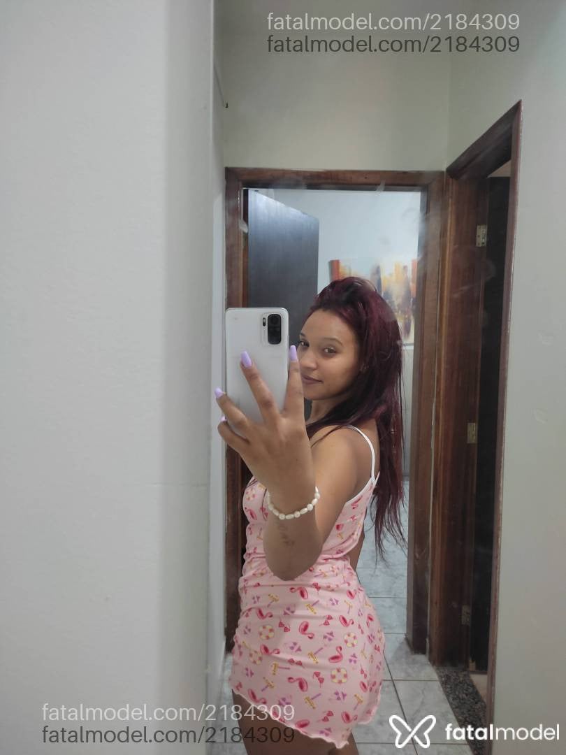 Acompanhante mulher ruiva (o) de olhos pretos - Yara Alencar