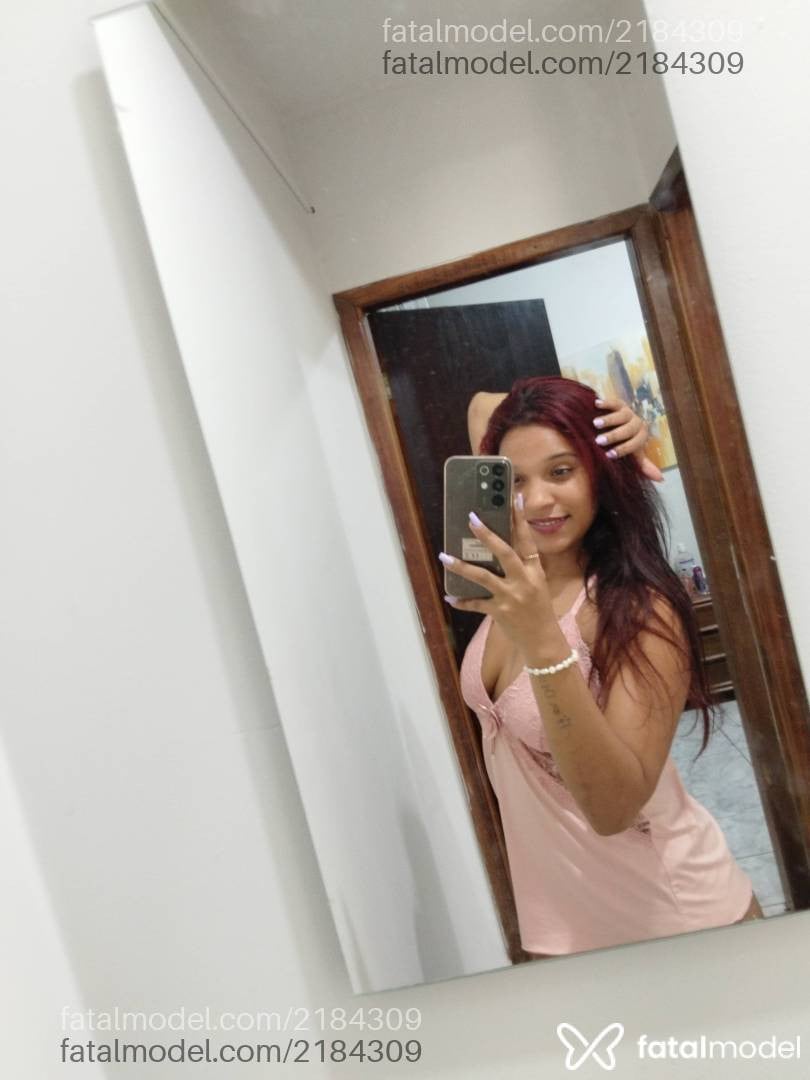 Acompanhante mulher ruiva (o) de olhos pretos - Yara Alencar