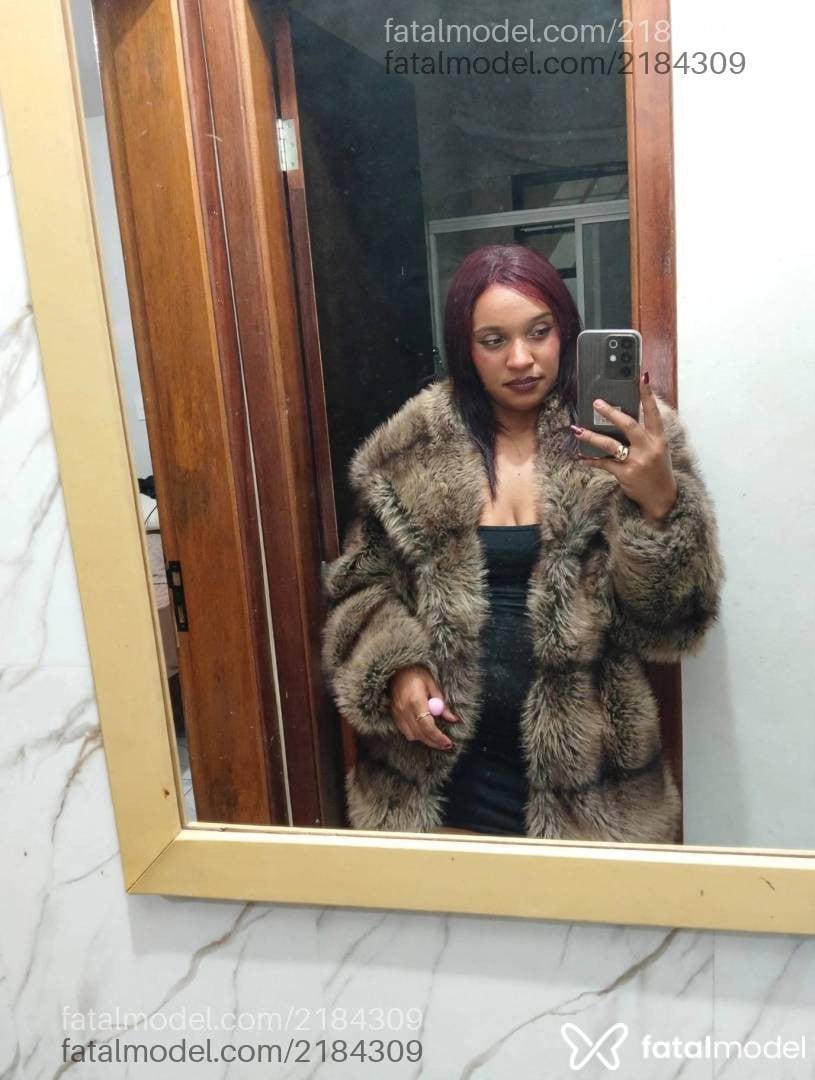 Acompanhante mulher ruiva (o) de olhos pretos - Yara Alencar