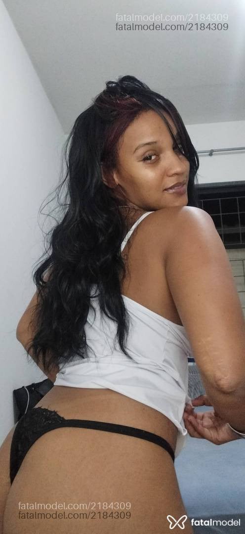 Acompanhante mulher ruiva (o) de olhos pretos - Yara Alencar