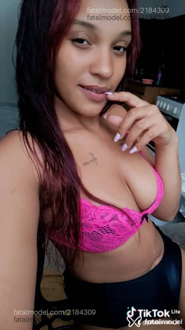 Acompanhante mulher ruiva (o) de olhos pretos - Yara Alencar