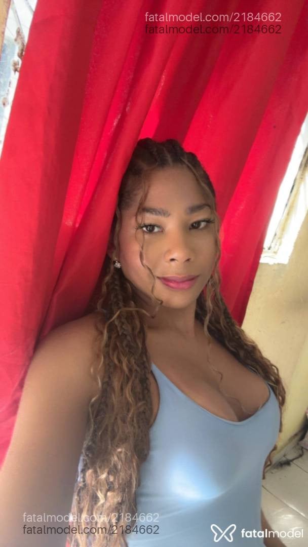Acompanhante mulher trans com cabelo castanho de olhos castanhos - Caroline