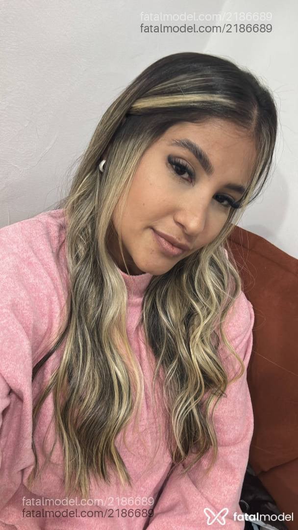 Acompanhante mulher loira (o) de olhos pretos - Julia