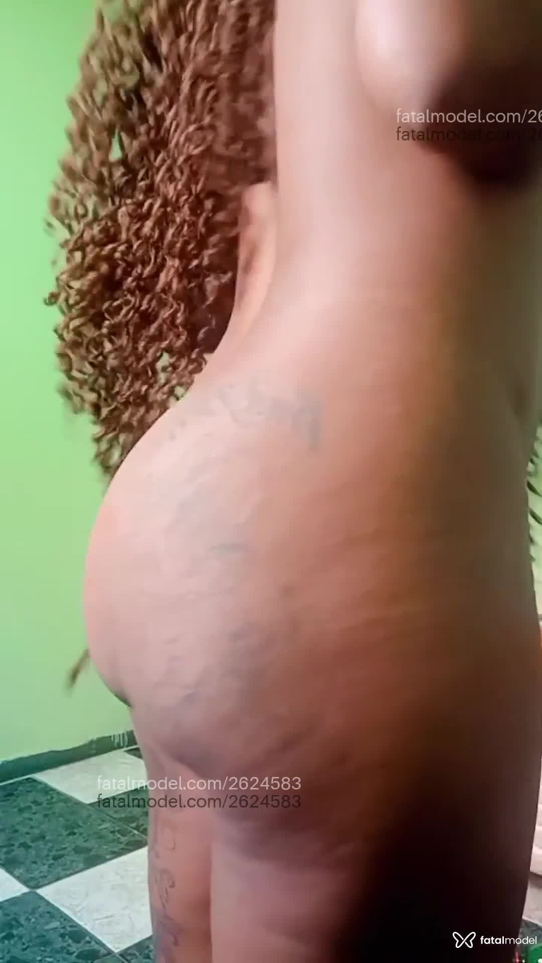 Acompanhante mulher com cabelo castanho de olhos castanhos em Virtual Acompanhante mulher com cabelo castanho de olhos castanhos em Virtual - Aylla Ywmmi