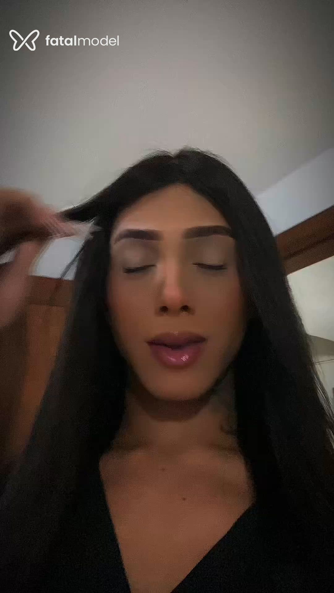 Acompanhante mulher trans com cabelo castanho de olhos verdes em Linhares - Letícia Bitencount