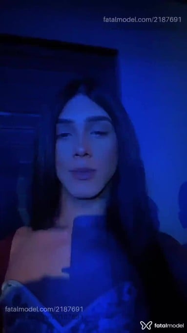 Acompanhante mulher trans com cabelo castanho de olhos verdes em Linhares - Letícia Bitencount
