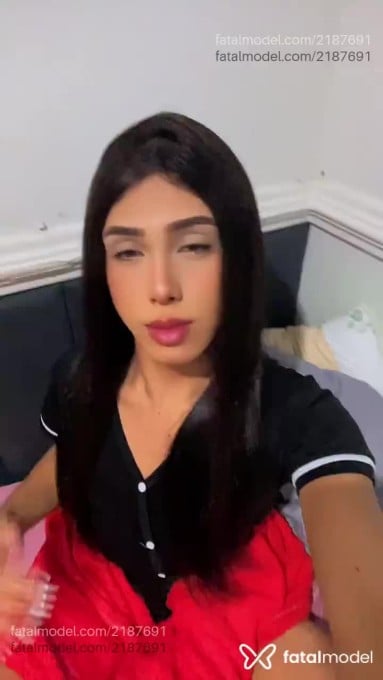 Acompanhante mulher trans com cabelo castanho de olhos verdes em Linhares - Letícia Bitencount
