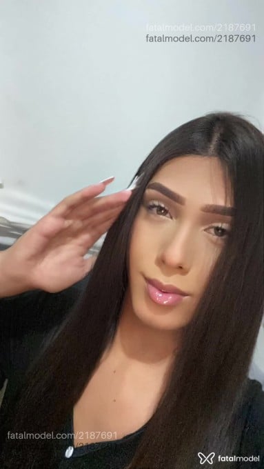 Acompanhante mulher trans com cabelo castanho de olhos verdes em Linhares - Letícia Bitencount