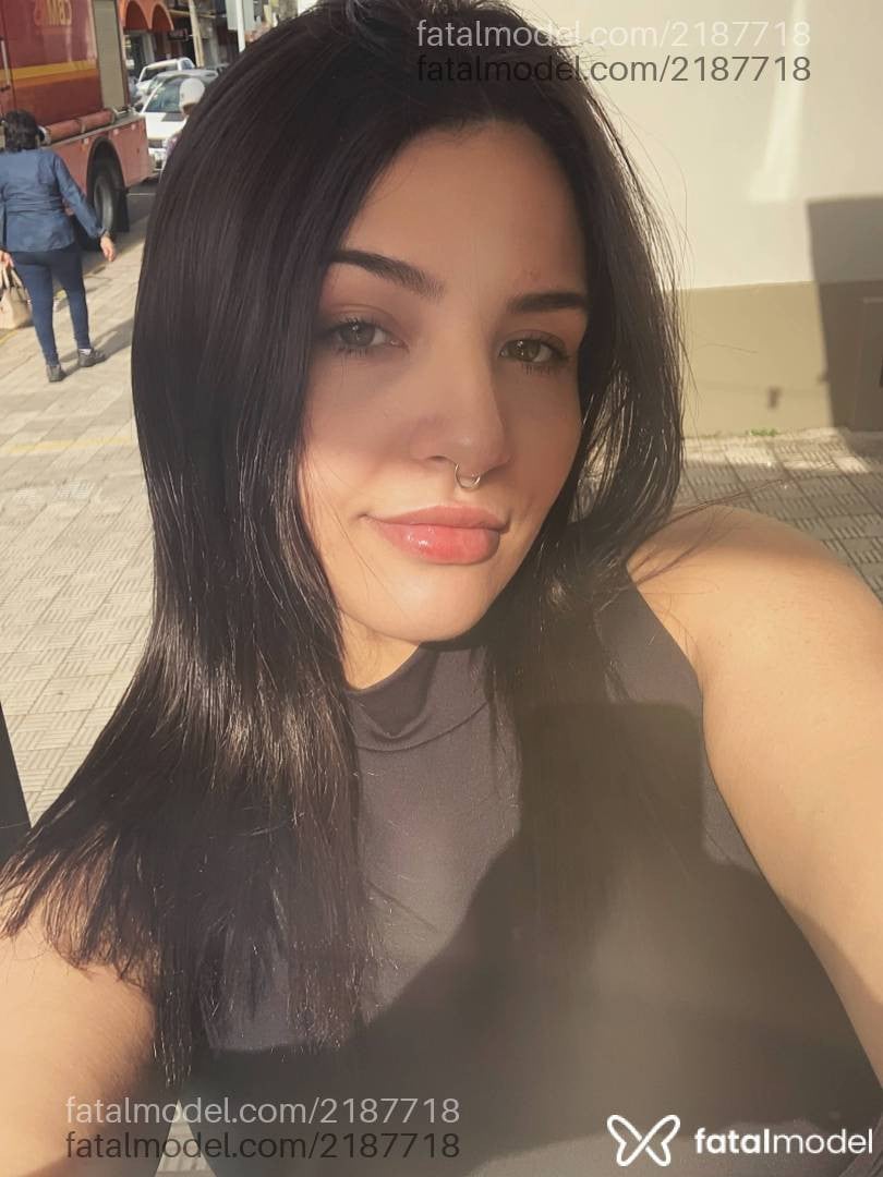 Acompanhante mulher morena (o) de olhos verdes - Melissa Self