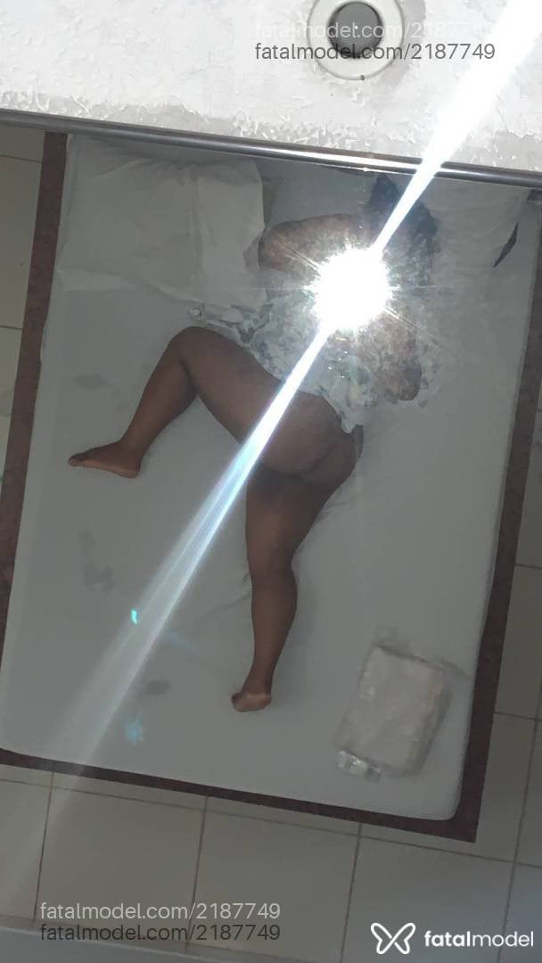 Acompanhante mulher morena (o) de olhos verdes - íris Helena
