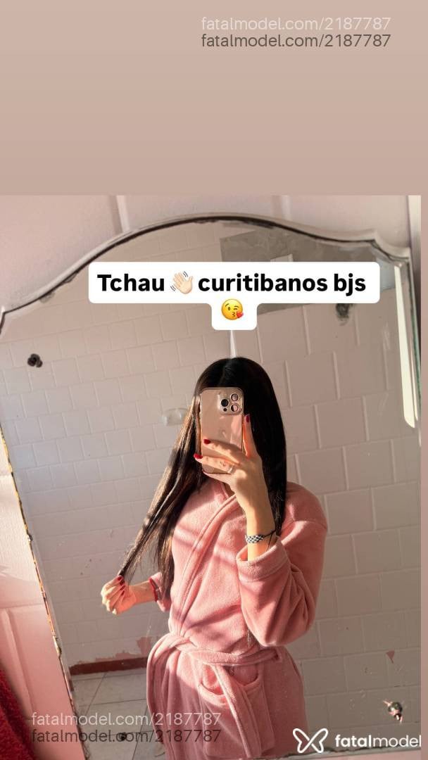 Acompanhante mulher trans com cabelo colorido de olhos castanhos - Mirela