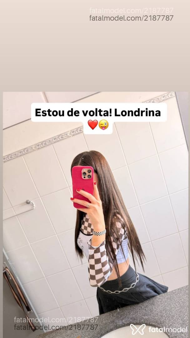 Acompanhante mulher trans com cabelo colorido de olhos castanhos - Mirela