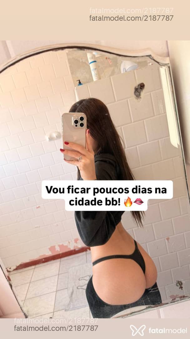 Acompanhante mulher trans com cabelo colorido de olhos castanhos - Mirela