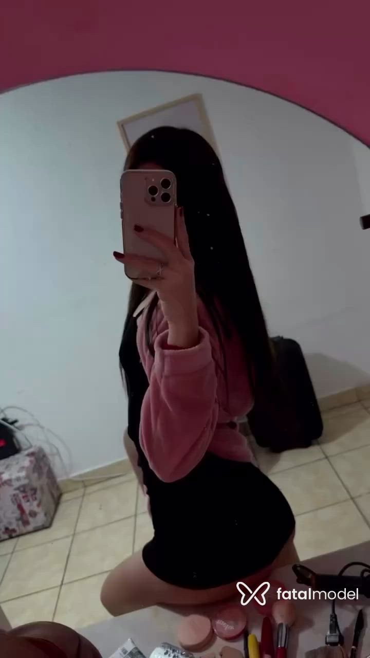 Acompanhante mulher trans com cabelo colorido de olhos castanhos - Mirela