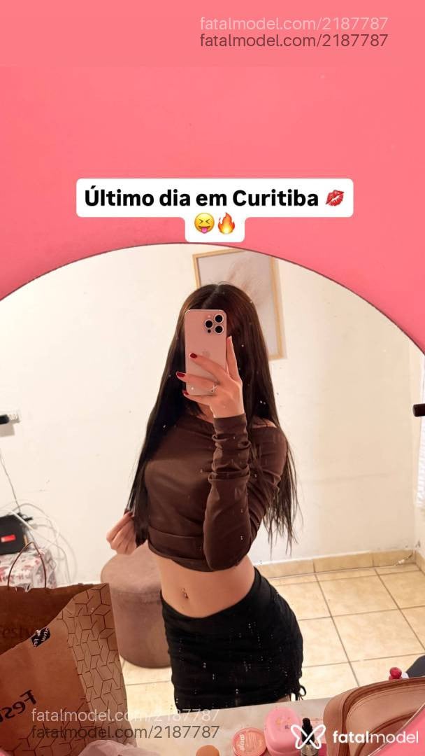 Acompanhante mulher trans com cabelo colorido de olhos castanhos - Mirela