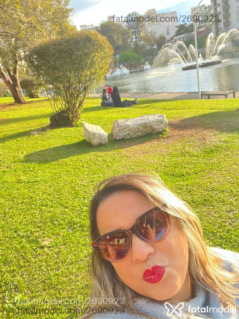 Acompanhante mulher loira (o) de olhos mel em Virtual - Celine