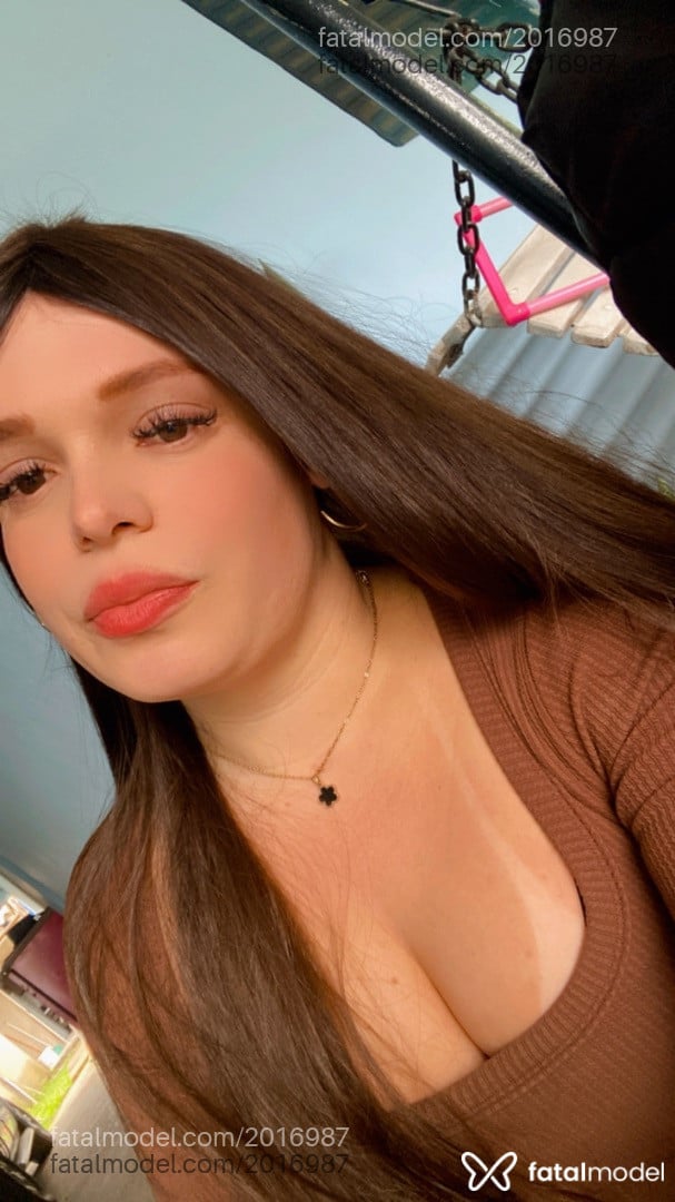 Acompanhante mulher trans com cabelo castanho de olhos mel em Porto Alegre - Manuellla Camargo