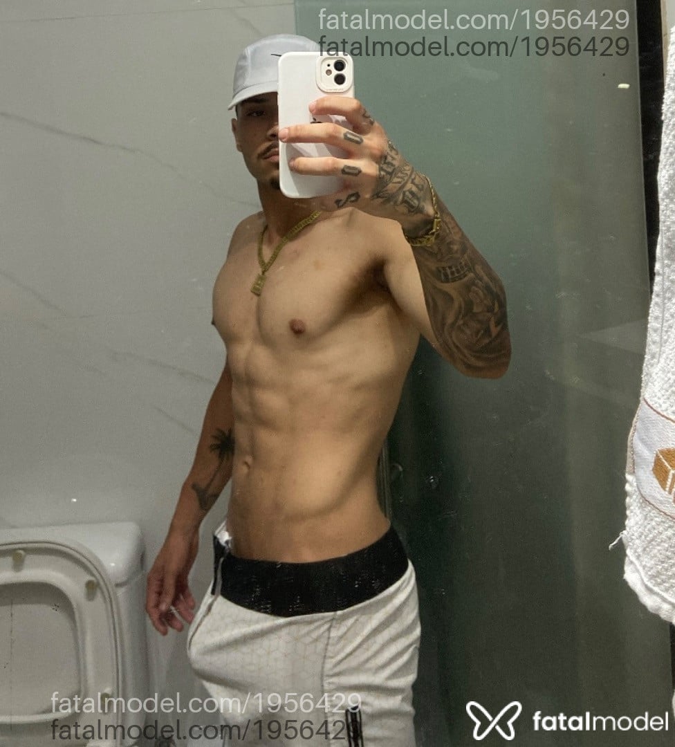 Acompanhante homem com cabelo castanho de olhos castanhos - Arthur Acompanhante homem com cabelo castanho de olhos castanhos - Arthur