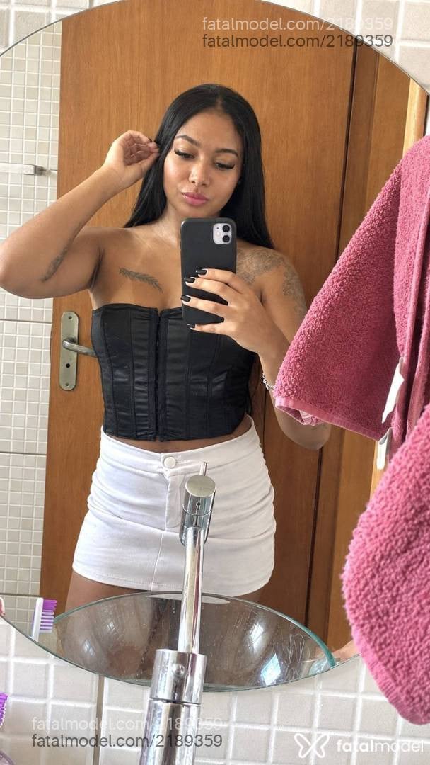 Acompanhante mulher morena (o) de olhos castanhos - Lara Tavares