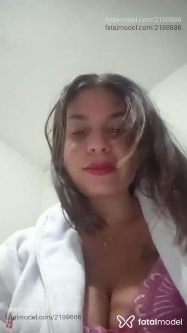Acompanhante mulher com cabelo castanho de olhos mel - Rosa Acompanhante mulher com cabelo castanho de olhos mel - Rosa