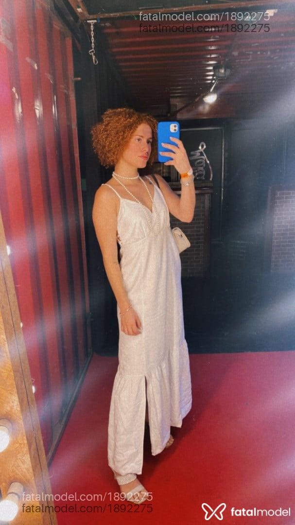 Acompanhante mulher ruiva (o) de olhos castanhos - Lua Acompanhante mulher ruiva (o) de olhos castanhos - Lua