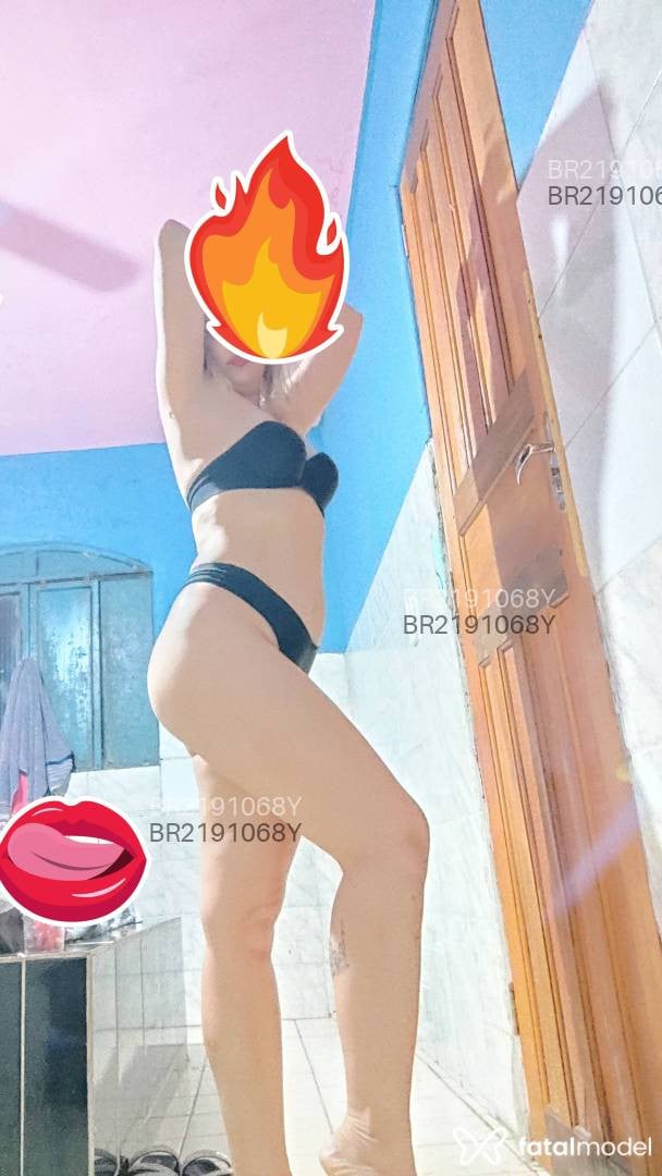Acompanhante mulher loira (o) de olhos castanhos em Virtual Acompanhante mulher loira (o) de olhos castanhos em Virtual - Tynna