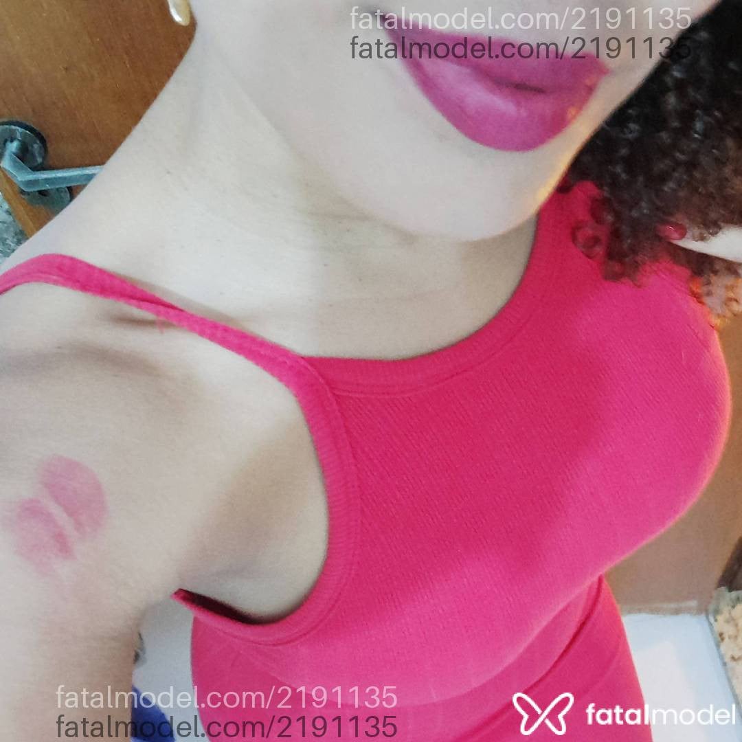 Acompanhante mulher com cabelo castanho de olhos castanhos - Sarah Zenthai