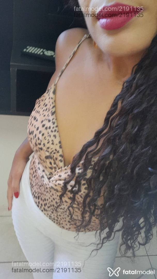 Acompanhante mulher com cabelo castanho de olhos castanhos - Sarah Zenthai