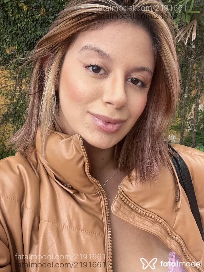Acompanhante mulher com cabelo castanho de olhos castanhos em São Paulo - Emily Martins