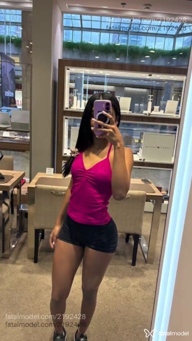 Acompanhante mulher com cabelo castanho de olhos pretos - Tay Coelho Acompanhante mulher com cabelo castanho de olhos pretos - Tay Coelho