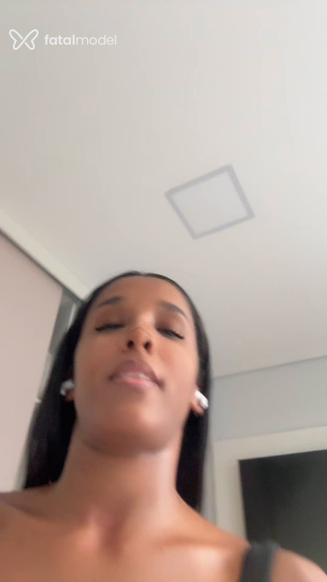 Acompanhante mulher com cabelo castanho de olhos pretos - Tay Coelho Acompanhante mulher com cabelo castanho de olhos pretos - Tay Coelho