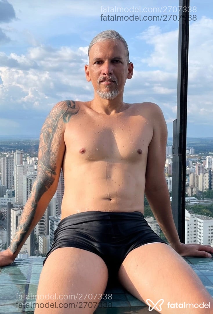 Acompanhante homem com cabelo grisalho de olhos castanhos - Rad Bsb Acompanhante homem com cabelo grisalho de olhos castanhos - Rad Bsb