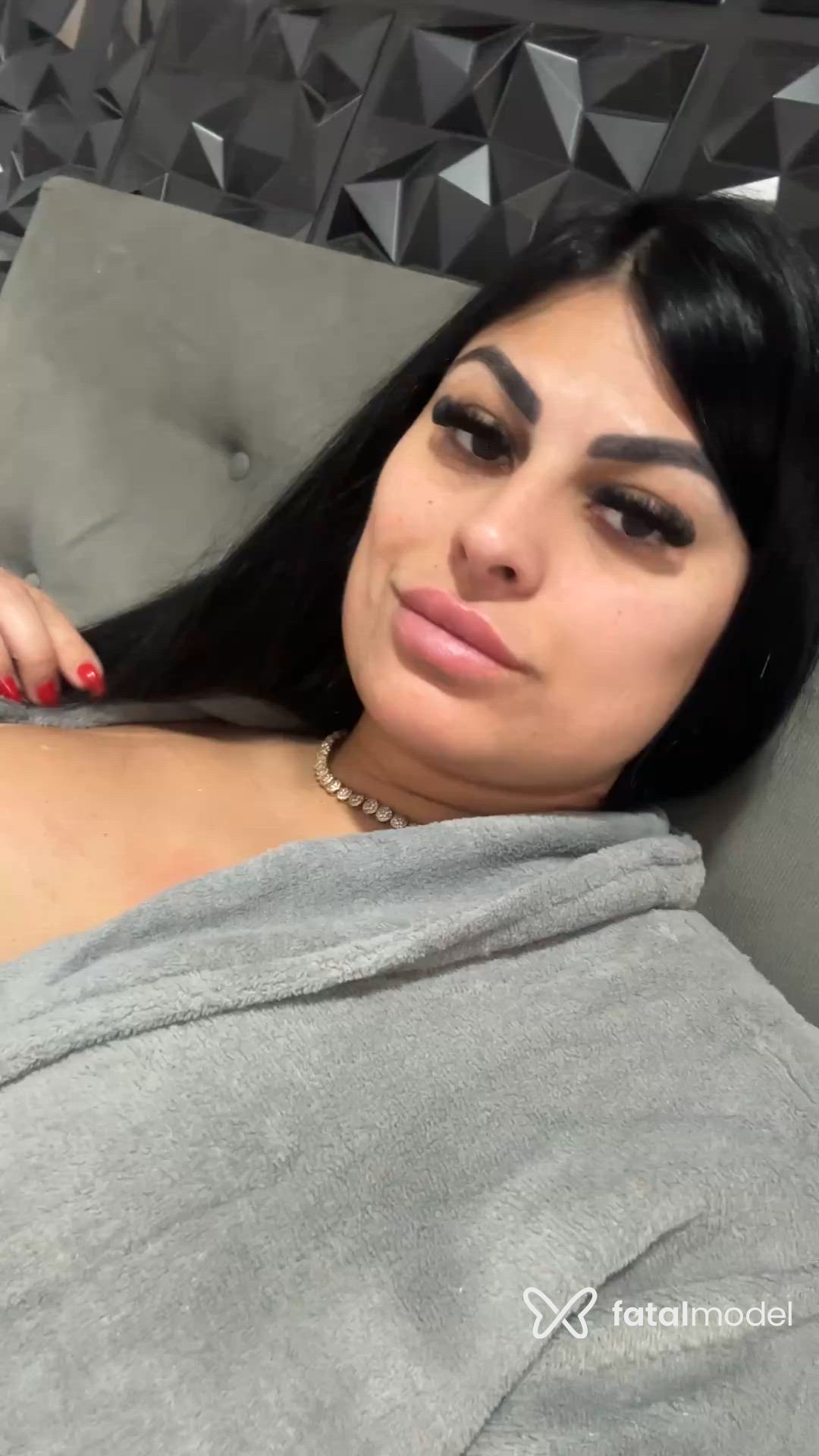 Acompanhante mulher com cabelo castanho de olhos castanhos - Tati Botelho