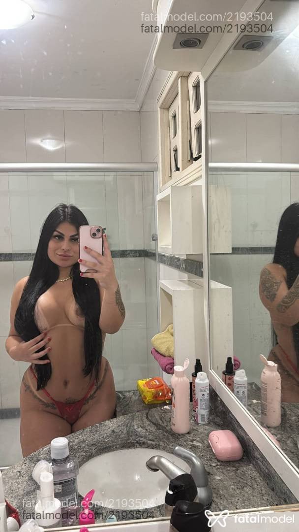 Acompanhante mulher com cabelo castanho de olhos castanhos - Tati Botelho