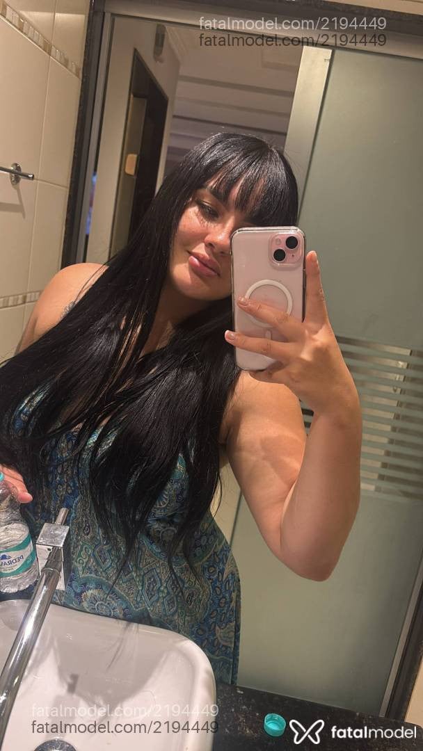 Acompanhante mulher morena (o) de olhos verdes - Bebella