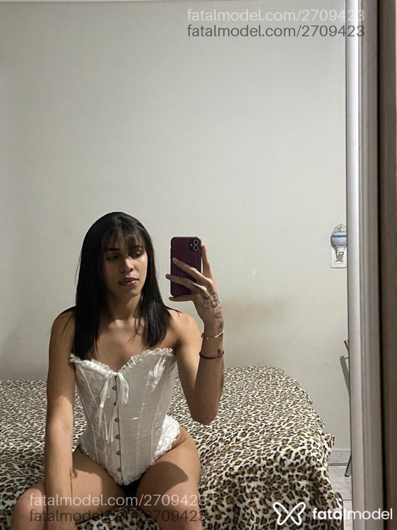 Acompanhante mulher trans com cabelo castanho de olhos castanhos em Serra Acompanhante mulher trans com cabelo castanho de olhos castanhos em Serra - Bahianinha