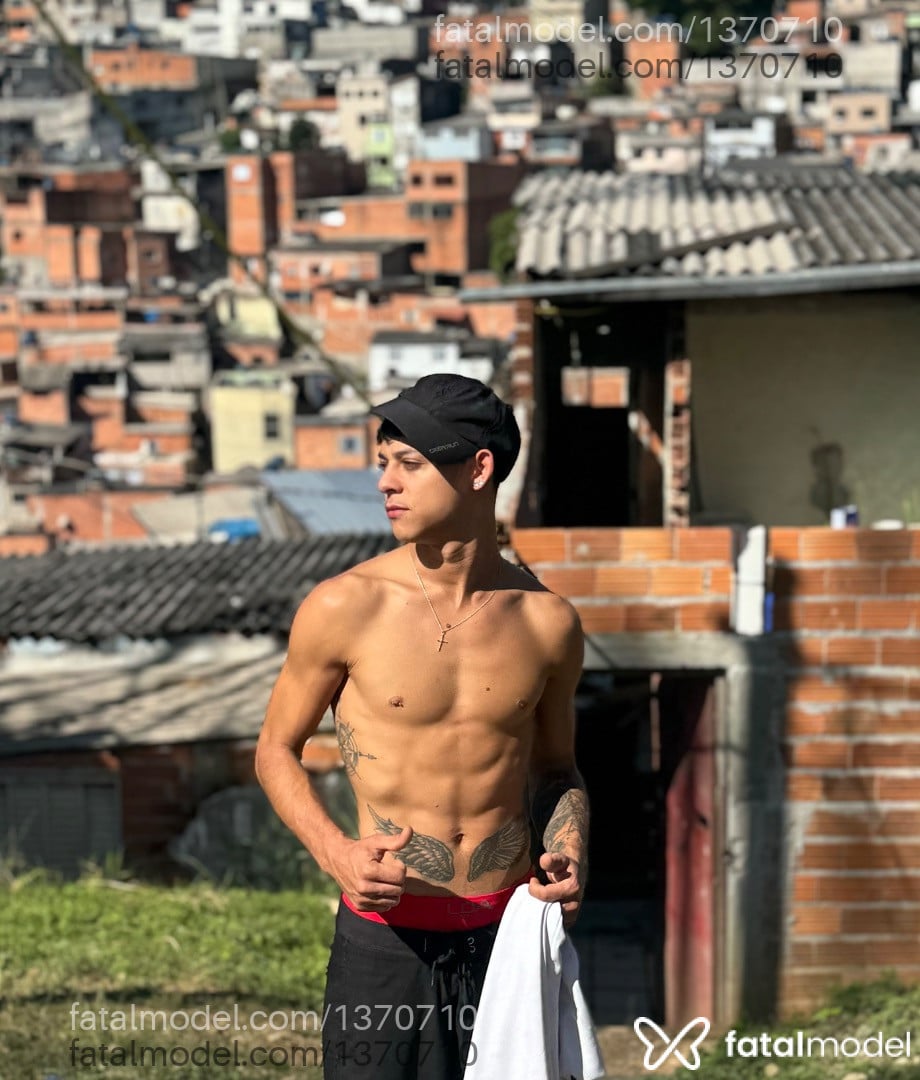 Acompanhante homem com cabelo castanho de olhos castanhos em Campo Grande Acompanhante homem com cabelo castanho de olhos castanhos em Campo Grande - Rafael