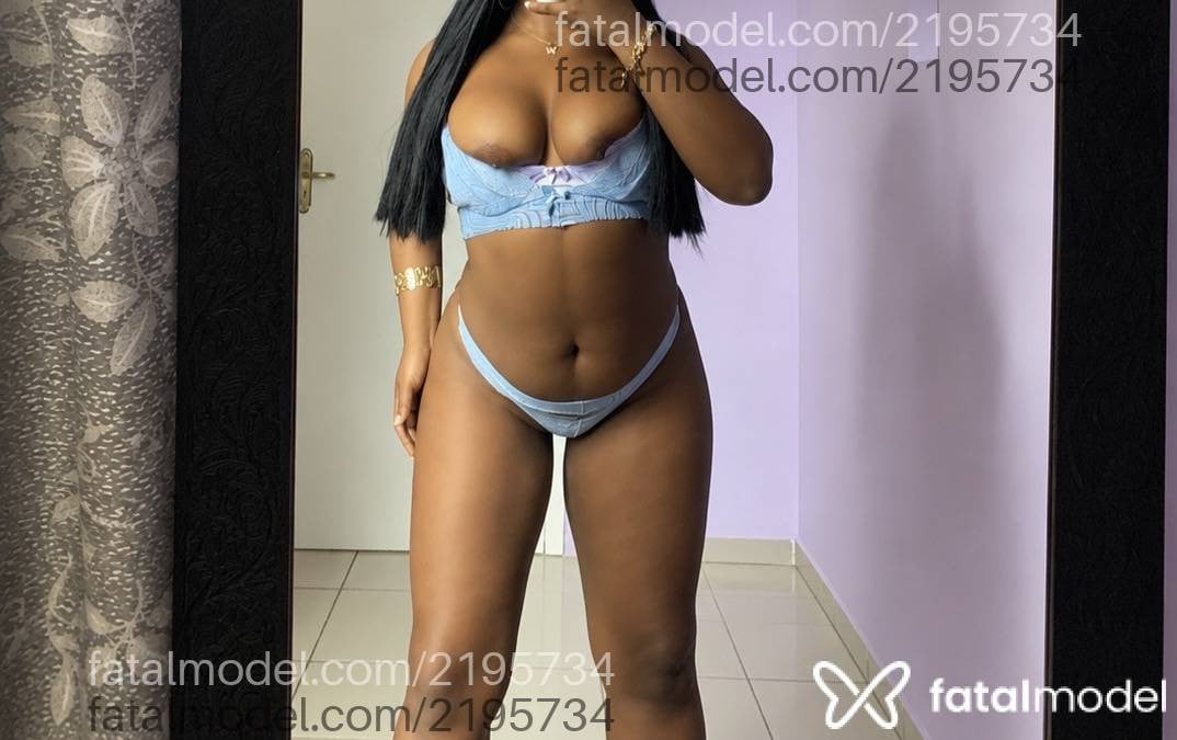Acompanhante mulher com cabelo castanho de olhos castanhos - Larissa Oliveira