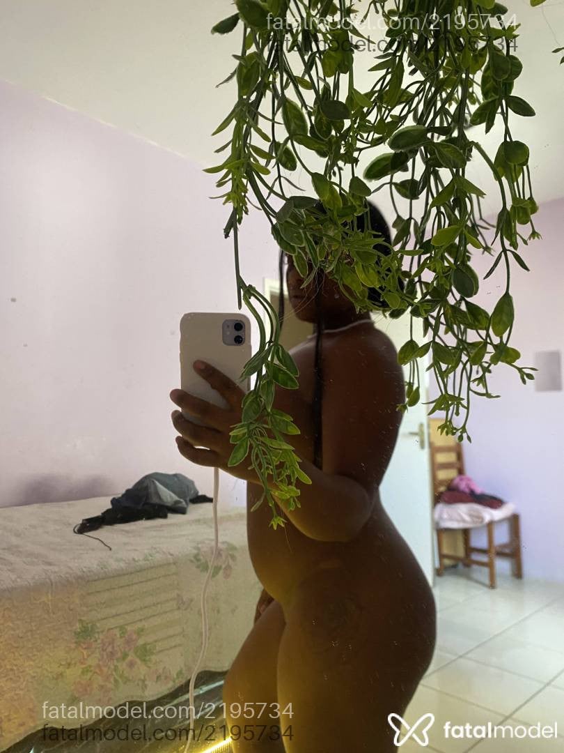 Acompanhante mulher com cabelo castanho de olhos castanhos - Larissa Oliveira