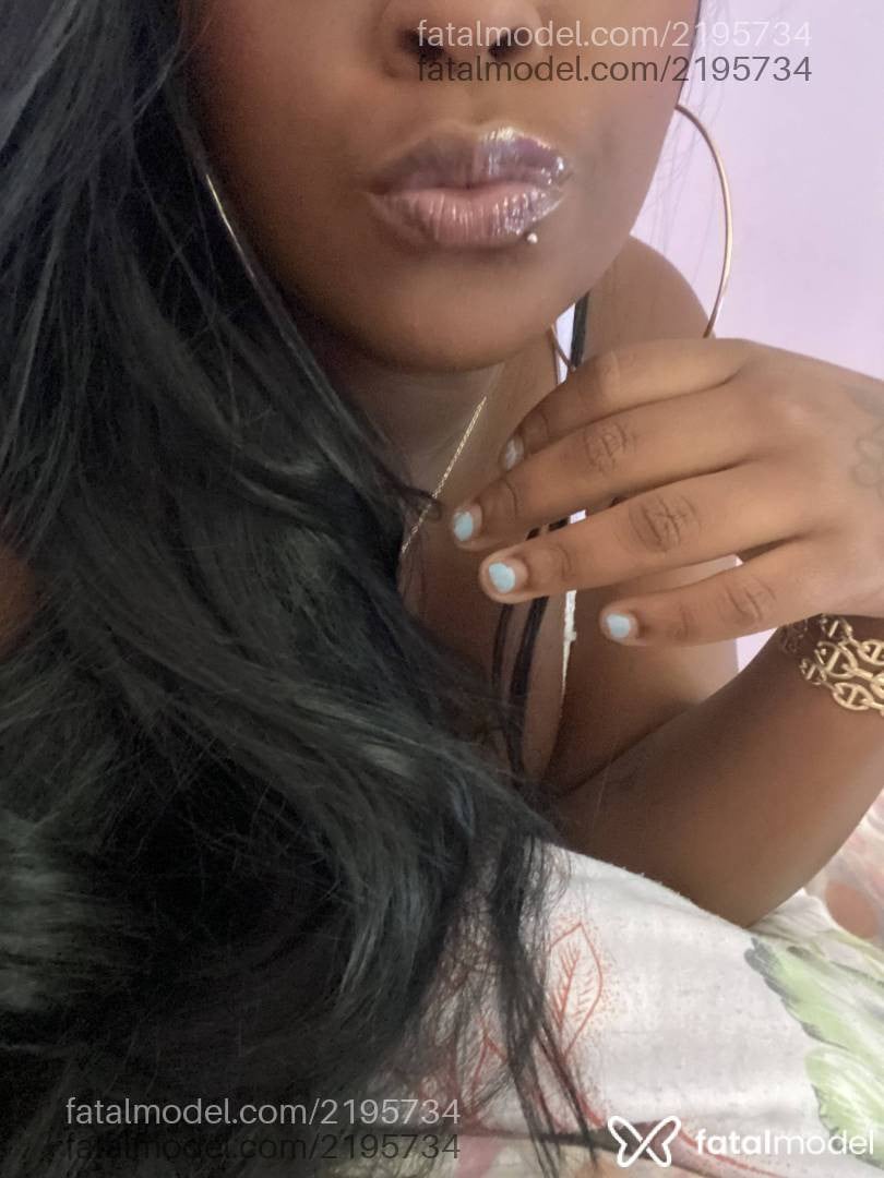 Acompanhante mulher com cabelo castanho de olhos castanhos - Larissa Oliveira